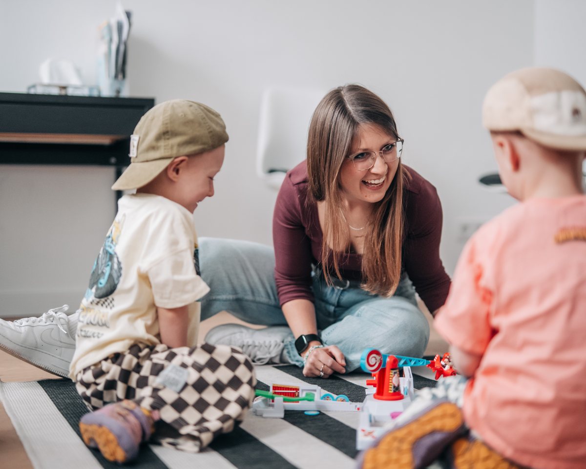 Julia Riedel bei der Arbeit mit zwei Kindern